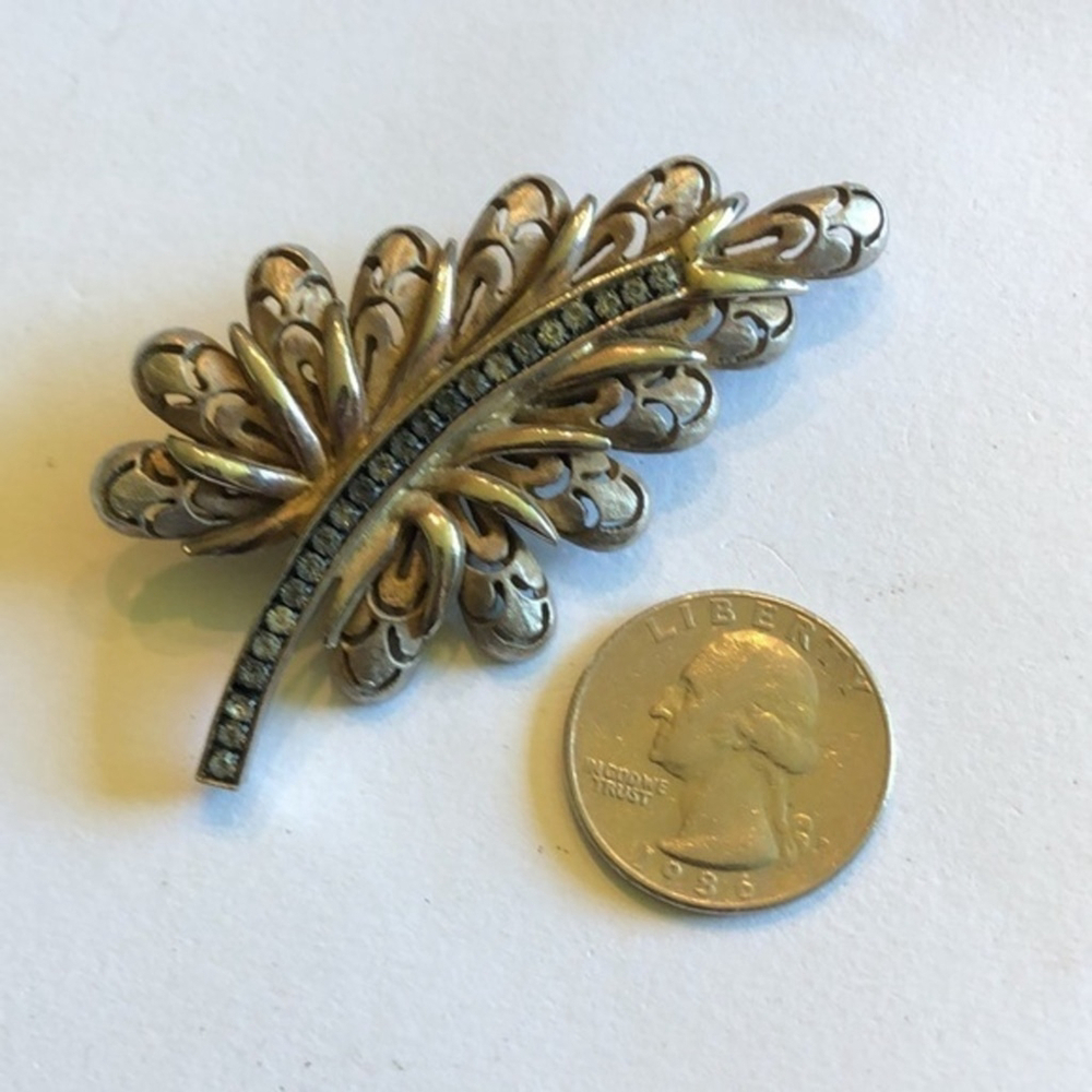 HAR Signed Vintage Leaf Rhinestone Brooch Shoulder Pin - Picture 4 of 6